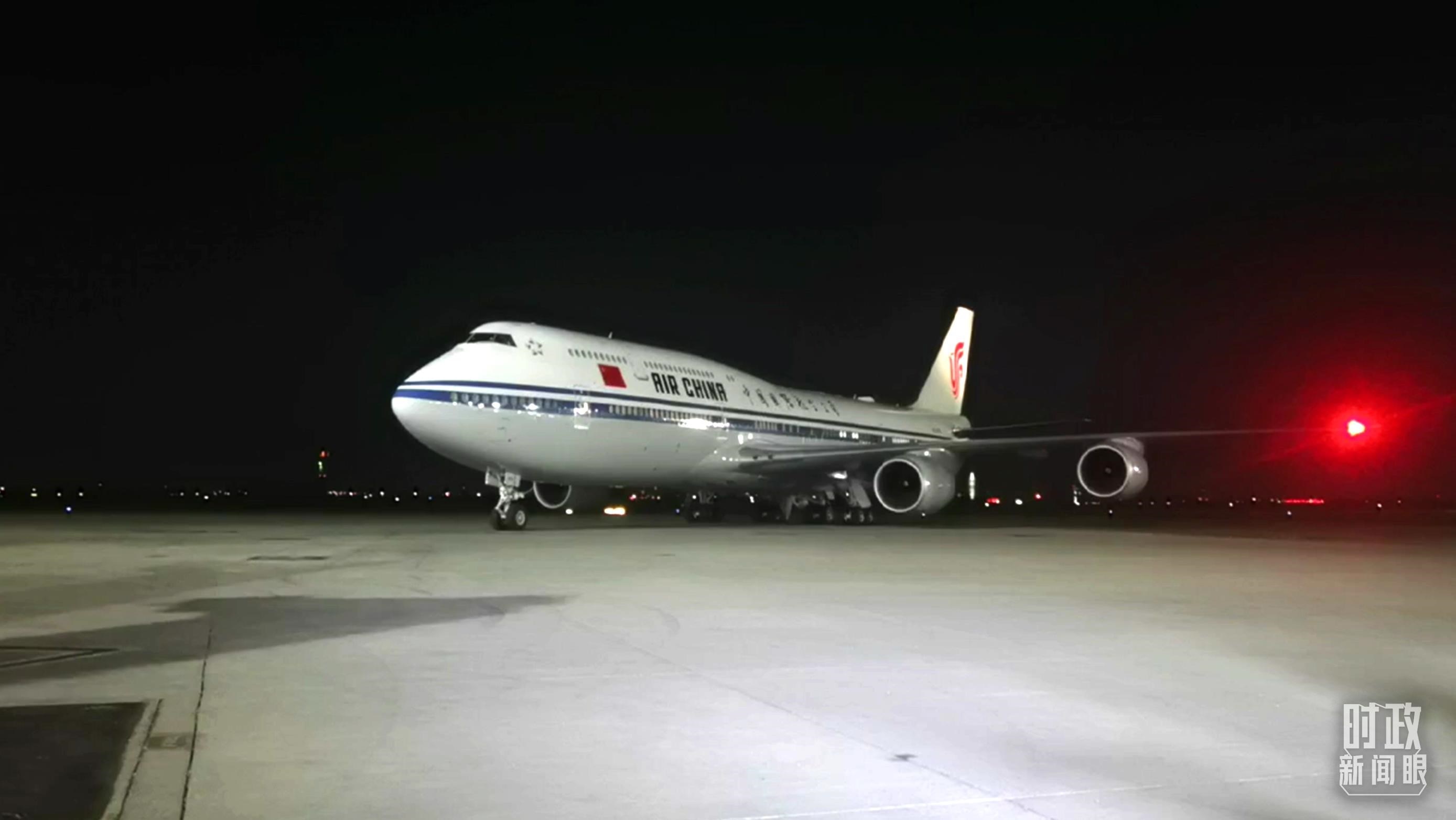 △這是習(xí)近平乘坐的專機(jī)。（總臺(tái)央視記者鐘銳拍攝）