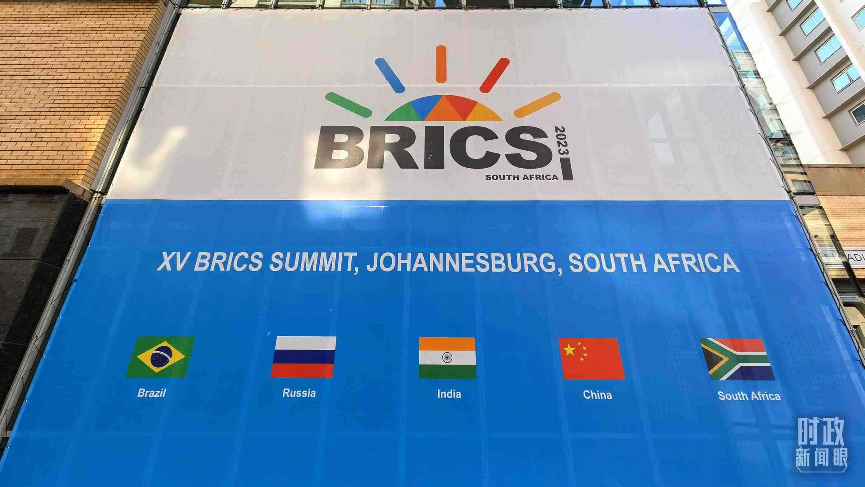 △約翰內(nèi)斯堡，金磚峰會(huì)海報(bào)。（總臺(tái)央視記者韓銳拍攝）