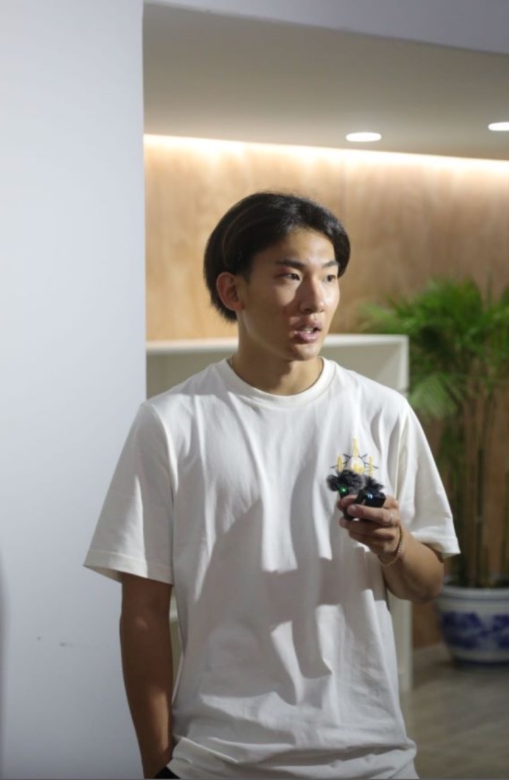 蘇翊鳴接受媒體采訪。