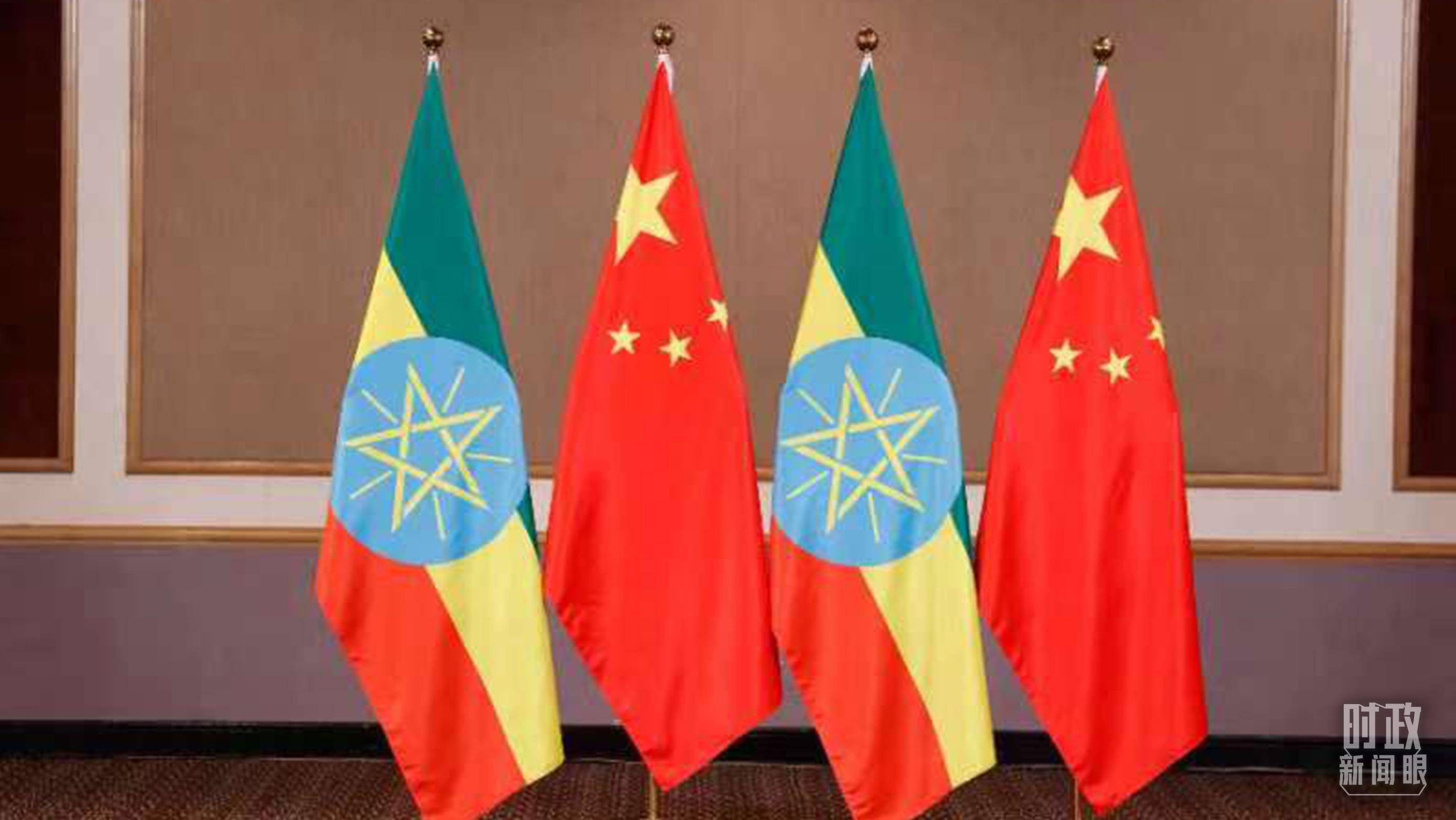 △會見現(xiàn)場的中國、埃塞兩國國旗。（總臺央視記者耿小龍拍攝）