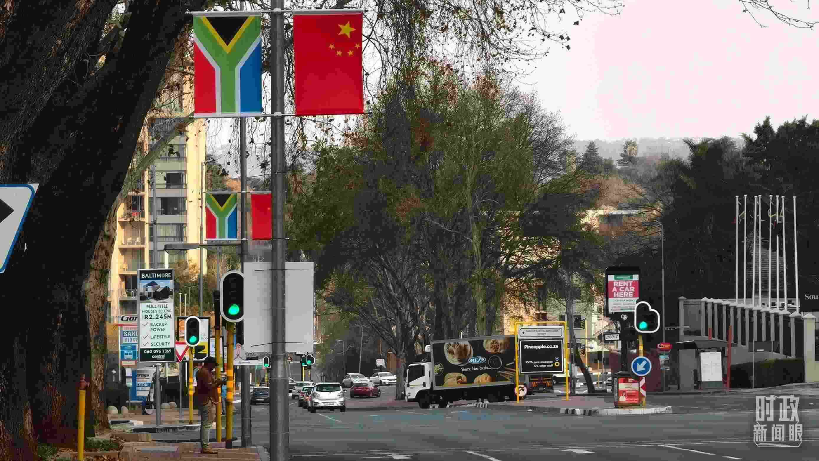 △約翰內(nèi)斯堡街道兩側(cè)懸掛的中國國旗。（總臺央視記者韓銳拍攝）