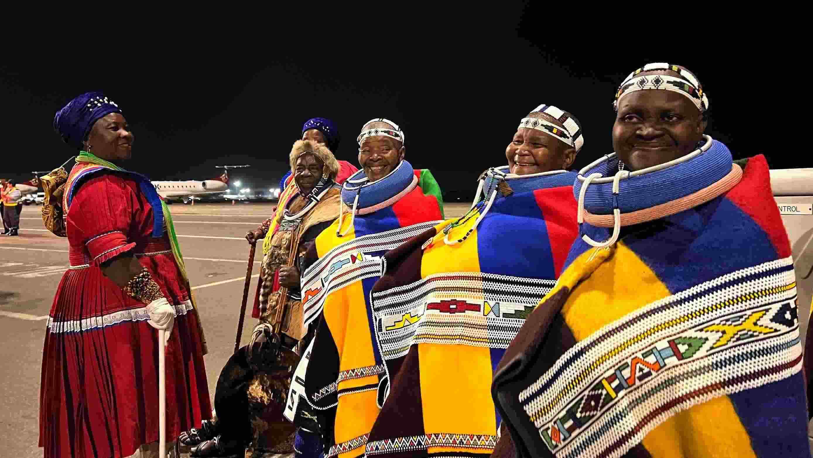 當地時間2023年8月21日晚，習近平主席乘坐的專機抵達南非約翰內斯堡坦博國際機場，這是身穿民族服飾迎接的當地群眾。