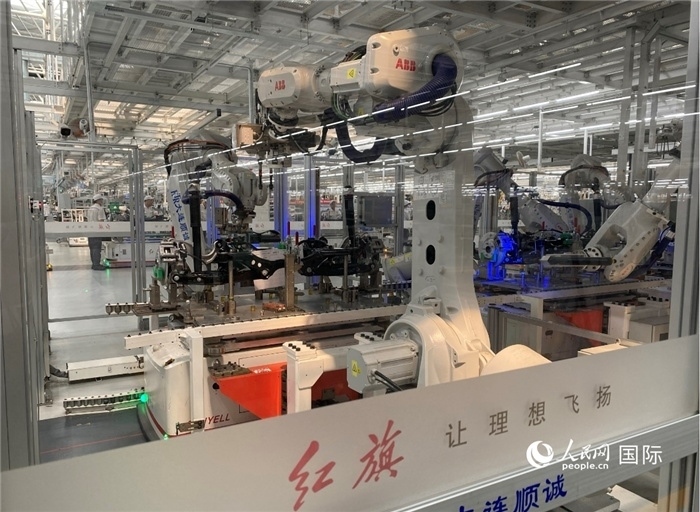 一汽—紅旗繁榮工廠內(nèi)的智能機器人。人民網(wǎng) 宋歌攝