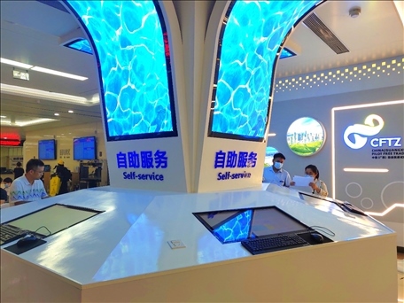 市民在中國(guó)（廣西）自由貿(mào)易區(qū)南寧片區(qū)綜合服務(wù)大廳辦理業(yè)務(wù)。人民網(wǎng) 付華周攝