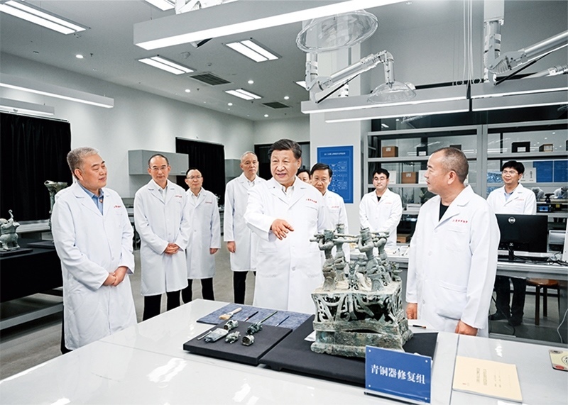 2023年7月25日至27日，中共中央總書記、國家主席、中央軍委主席習近平在四川考察。這是26日下午，習近平在位于德陽市廣漢市的三星堆博物館文物保護與修復館，同現(xiàn)場工作人員親切交流。 新華社記者 謝環(huán)馳/攝