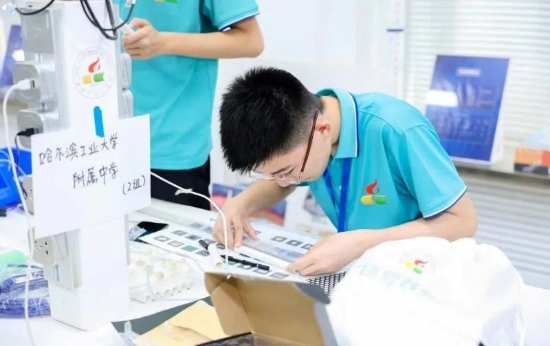 △今年7月，“逐夢蒼穹”科技主題教育活動在北京市八一學(xué)校舉辦。來自全國各地的百余名師生，在動手實踐中學(xué)習(xí)航天知識、提高創(chuàng)新能力。