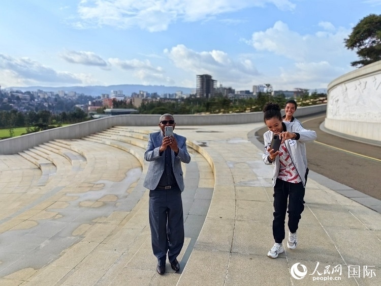 亞的斯亞貝巴友誼廣場的游客與人民網(wǎng)記者互動。人民網(wǎng)記者 陳星星攝