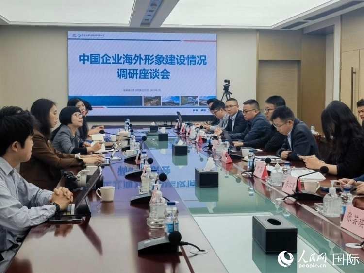 埃塞俄比亞中國商會企業(yè)代表與人民網(wǎng)記者座談。人民網(wǎng)記者 劉寧攝