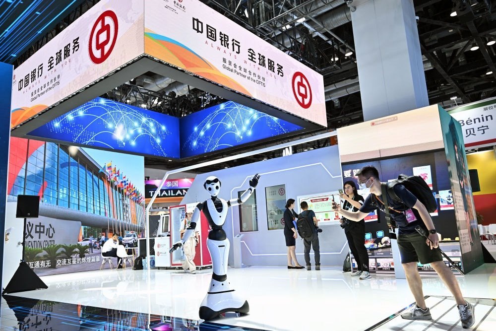 9月1日，媒體記者在國家會議中心中國銀行展臺拍攝一款迎賓接待機器人。新華社記者 李鑫 攝