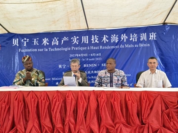 8月9日，2023年貝寧“玉米高產實用技術培訓班”開班儀式在位于塞梅波吉市的中國援貝寧農業(yè)技術示范中心舉行。
