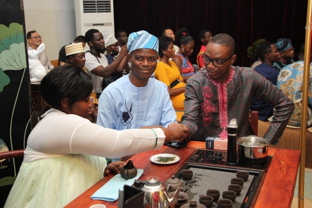 人們在貝寧科托努貝寧中國文化中心“茶和天下·雅集——青島有禮”文化交流活動上品茶。