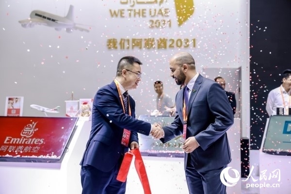 9月3日，阿聯(lián)酋駐華大使館臨時(shí)代辦、副館長(zhǎng)哈利德·沙赫參贊與中國(guó)貿(mào)促會(huì)聯(lián)絡(luò)部二級(jí)巡視員楊曉軍揭幕阿聯(lián)酋國(guó)家館。圖片由阿聯(lián)酋駐華大使館提供