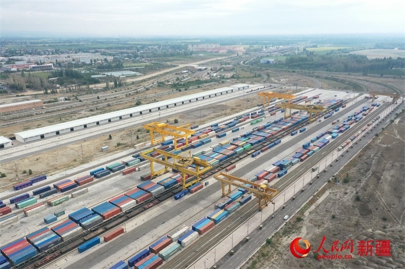 8月8日，在霍爾果斯口岸換裝廠區(qū)，工人正在進(jìn)行吊箱作業(yè)。 人民網(wǎng)記者 張力洋攝