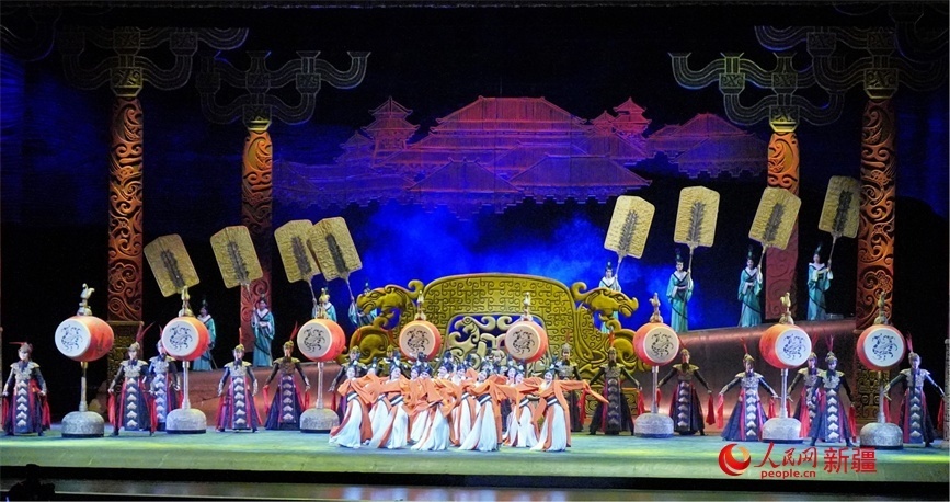 第六屆中國(guó)新疆國(guó)際民族舞蹈節(jié)開(kāi)幕式上演出的歷史題材舞劇《張騫》。 人民網(wǎng) 李欣洋攝