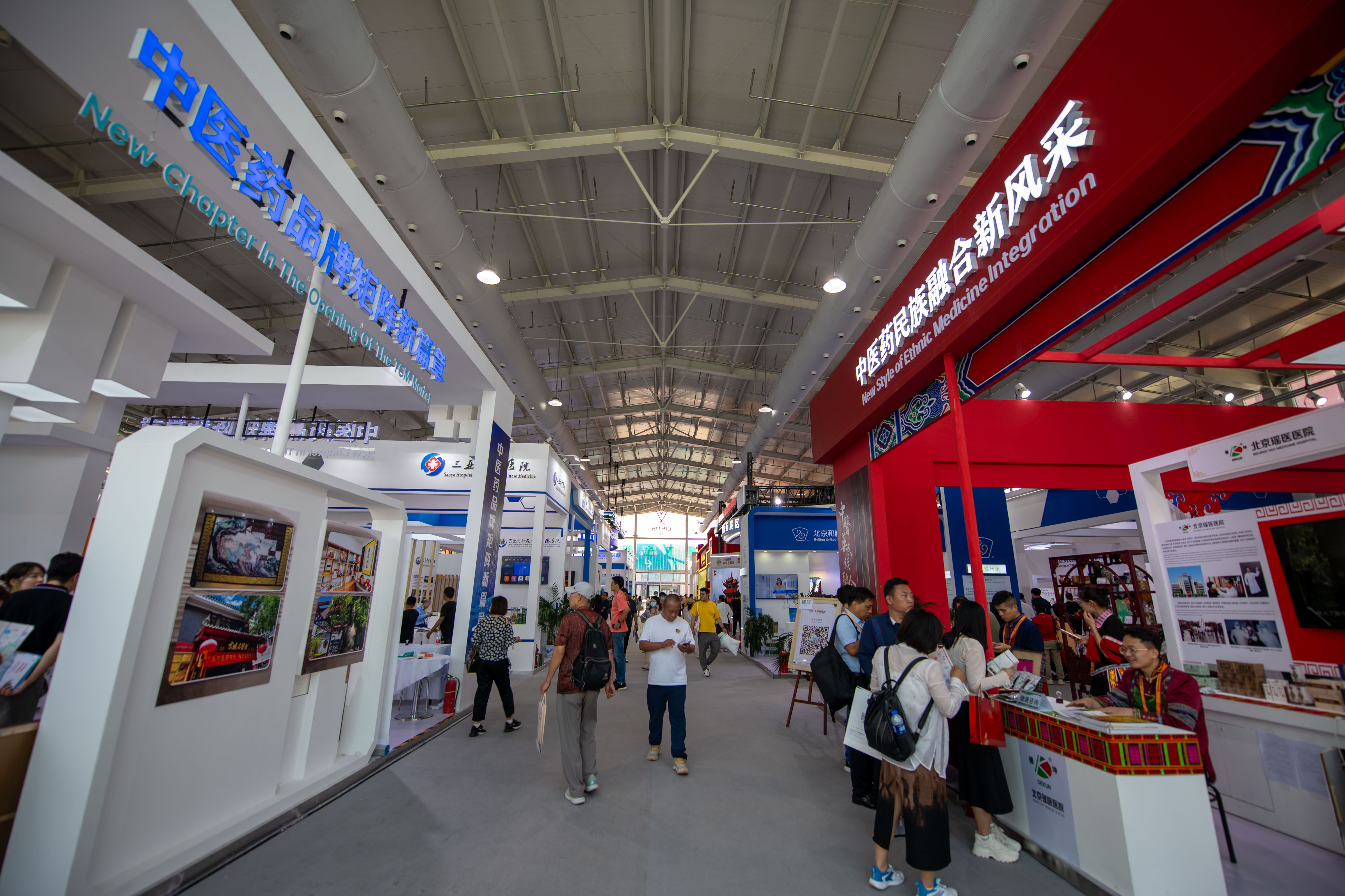 在位于首鋼園的健康衛(wèi)生服務(wù)展區(qū)，觀眾正在參觀。人民網(wǎng)記者 翁奇羽攝