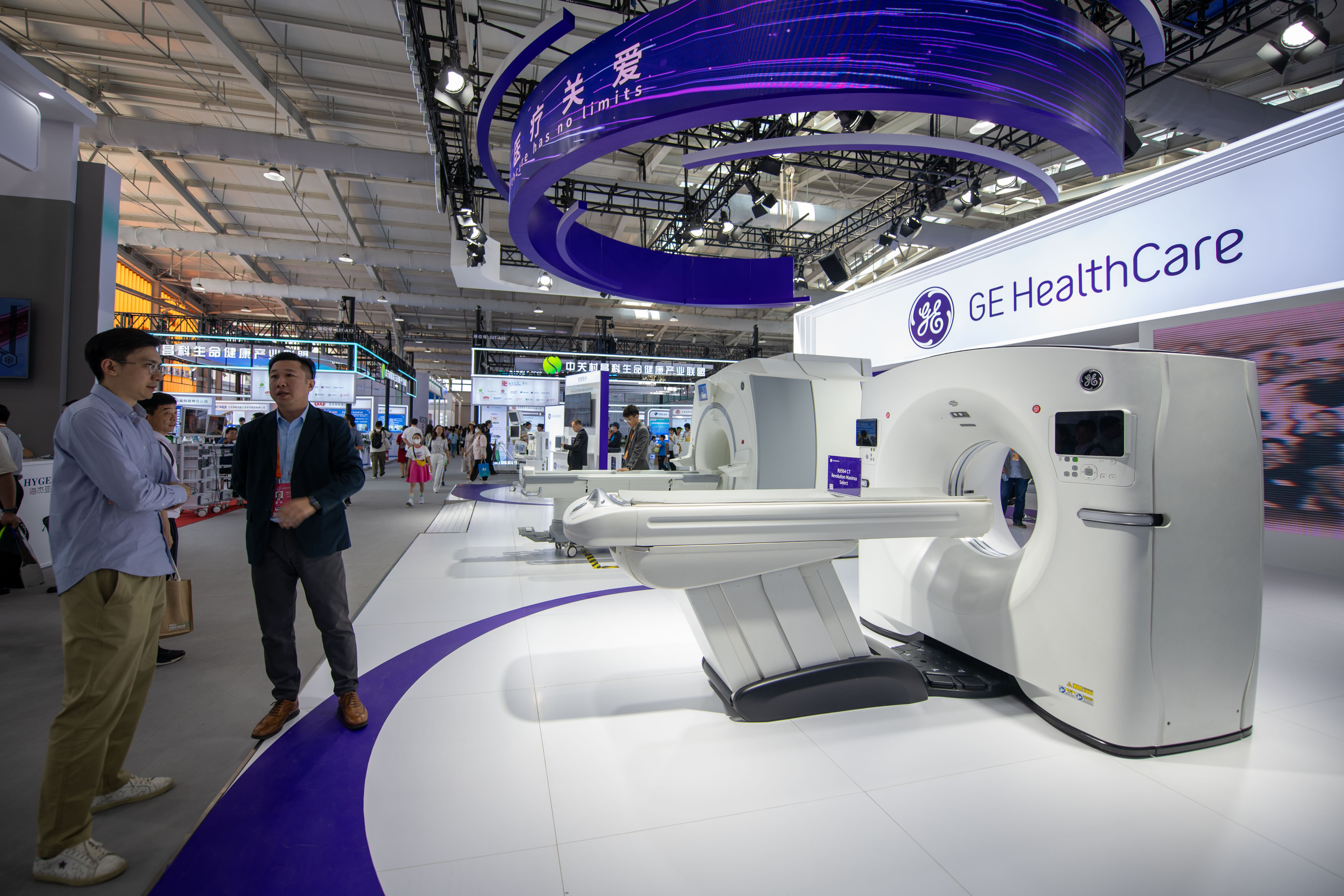 9月3日，在位于首鋼園的健康衛(wèi)生服務(wù)展區(qū)，觀眾正在參觀GE展臺。人民網(wǎng)記者 翁奇羽攝