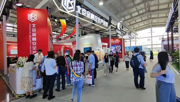 金融安全、投資者教育是金融服務展區(qū)知識科普的重要展示環(huán)節(jié)。人民網記者 李彤攝