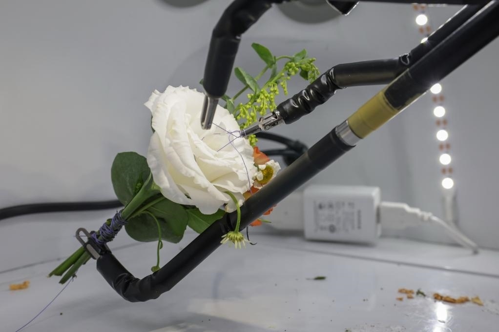 9月4日，在服貿(mào)會(huì)首鋼園區(qū)北京友誼醫(yī)院展臺(tái)，圖邁單臂腔鏡手術(shù)機(jī)器人用手術(shù)線(xiàn)打結(jié)。新華社記者 張玉薇 攝