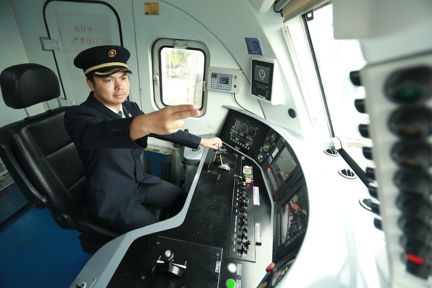 發(fā)車前，仲俊斕確認(rèn)儀表、指示燈狀態(tài)正常。成都機(jī)務(wù)段供圖