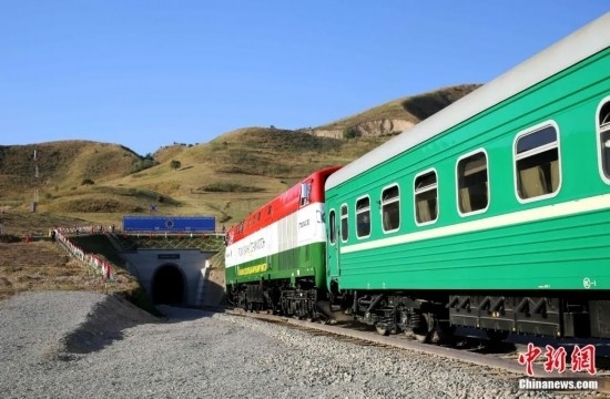 2016年8月24日，塔吉克斯坦“瓦赫達(dá)特-亞灣”鐵路通車。這是絲綢之路經(jīng)濟(jì)帶框架下首個(gè)開工并建成的鐵路項(xiàng)目，具標(biāo)志性意義。圖為火車進(jìn)入由中鐵十九局集團(tuán)有限公司承建的隧道。文龍杰 攝
