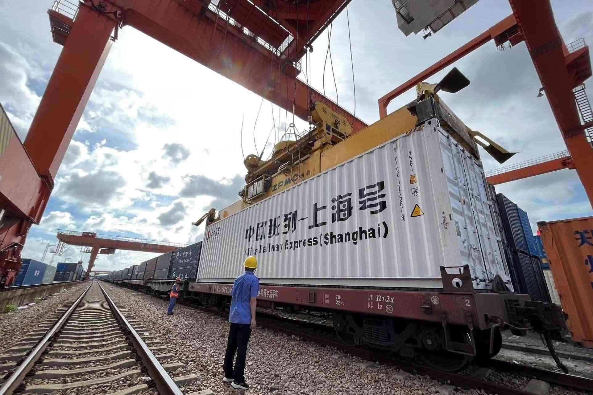 鐵路上海貨運(yùn)中心閔行站貨場(chǎng)內(nèi)，吊機(jī)在貨運(yùn)員的監(jiān)裝下進(jìn)行裝車落箱作業(yè)。人民網(wǎng) 皇甫萬里攝