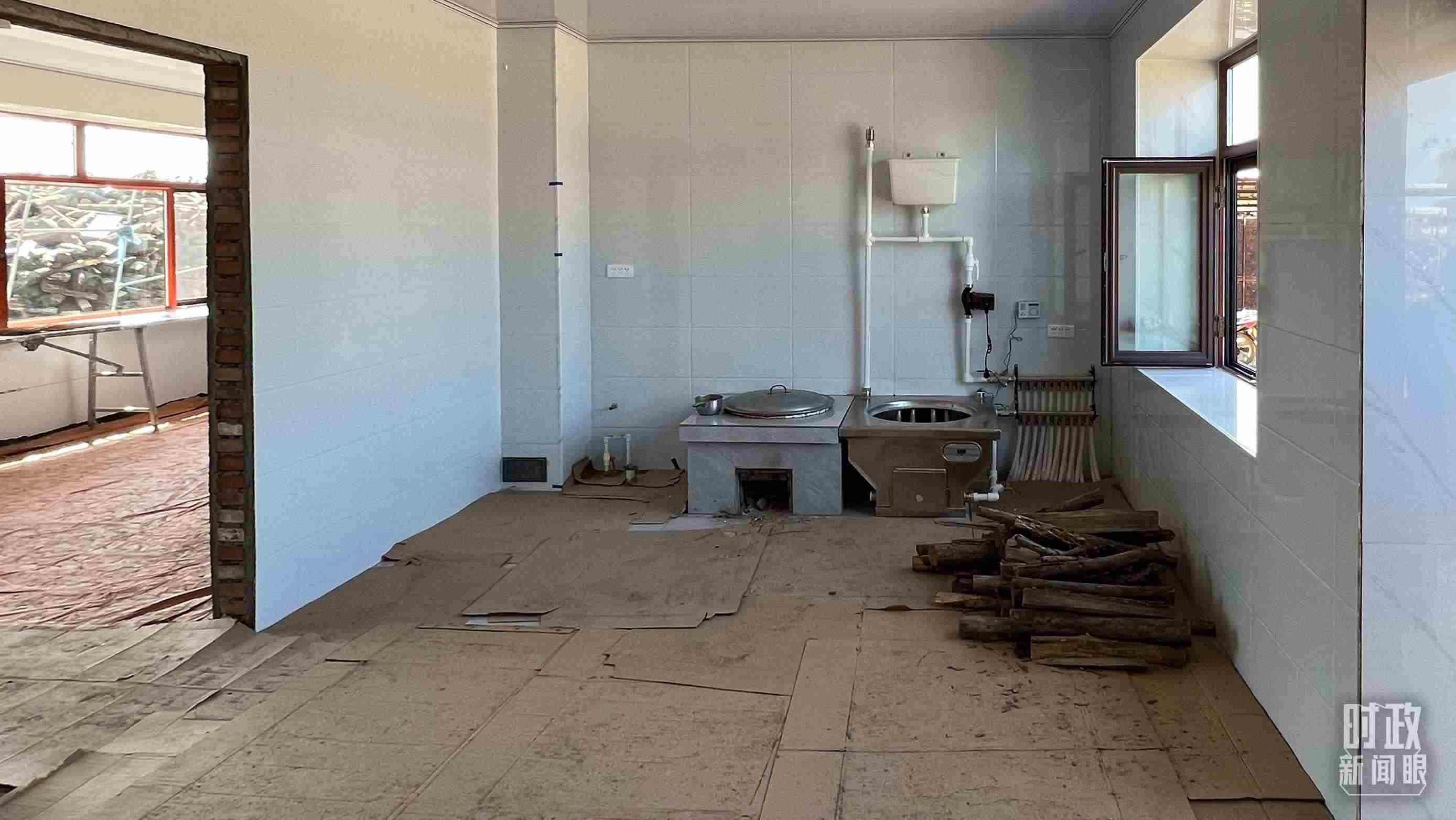 △龍王廟村內(nèi)，受災(zāi)房屋內(nèi)部正在進(jìn)行翻修。（總臺(tái)央視記者邢彬拍攝）