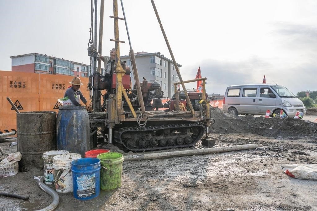 近日，在黑龍江省尚志市老街基鄉(xiāng)，施工人員正在作業(yè)。新華社記者 謝劍飛 攝