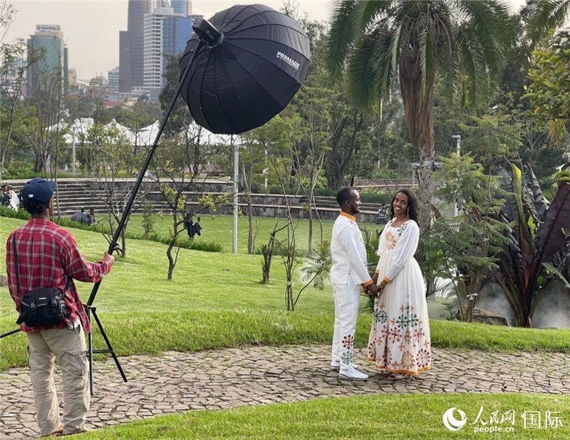 一對新人在友誼廣場拍照。人民網(wǎng)記者 趙艷紅攝