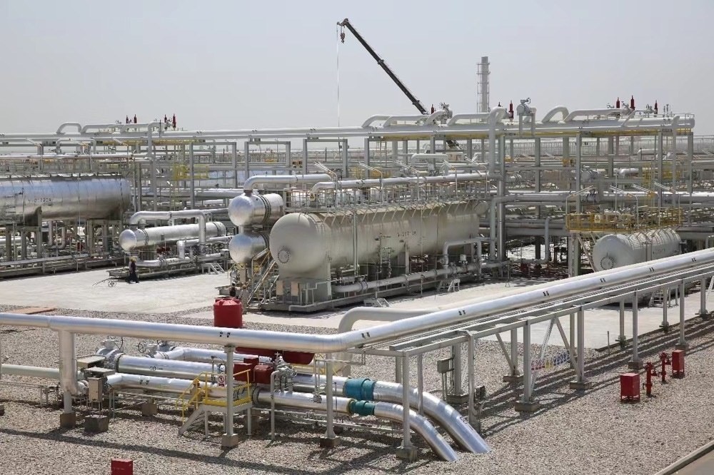 圖為位于伊拉克米桑省阿瑪拉市，由中國石油、道達爾、馬來西亞石油合資建設(shè)的哈法亞油田油氣處理站。中國石油哈法亞公司/供圖