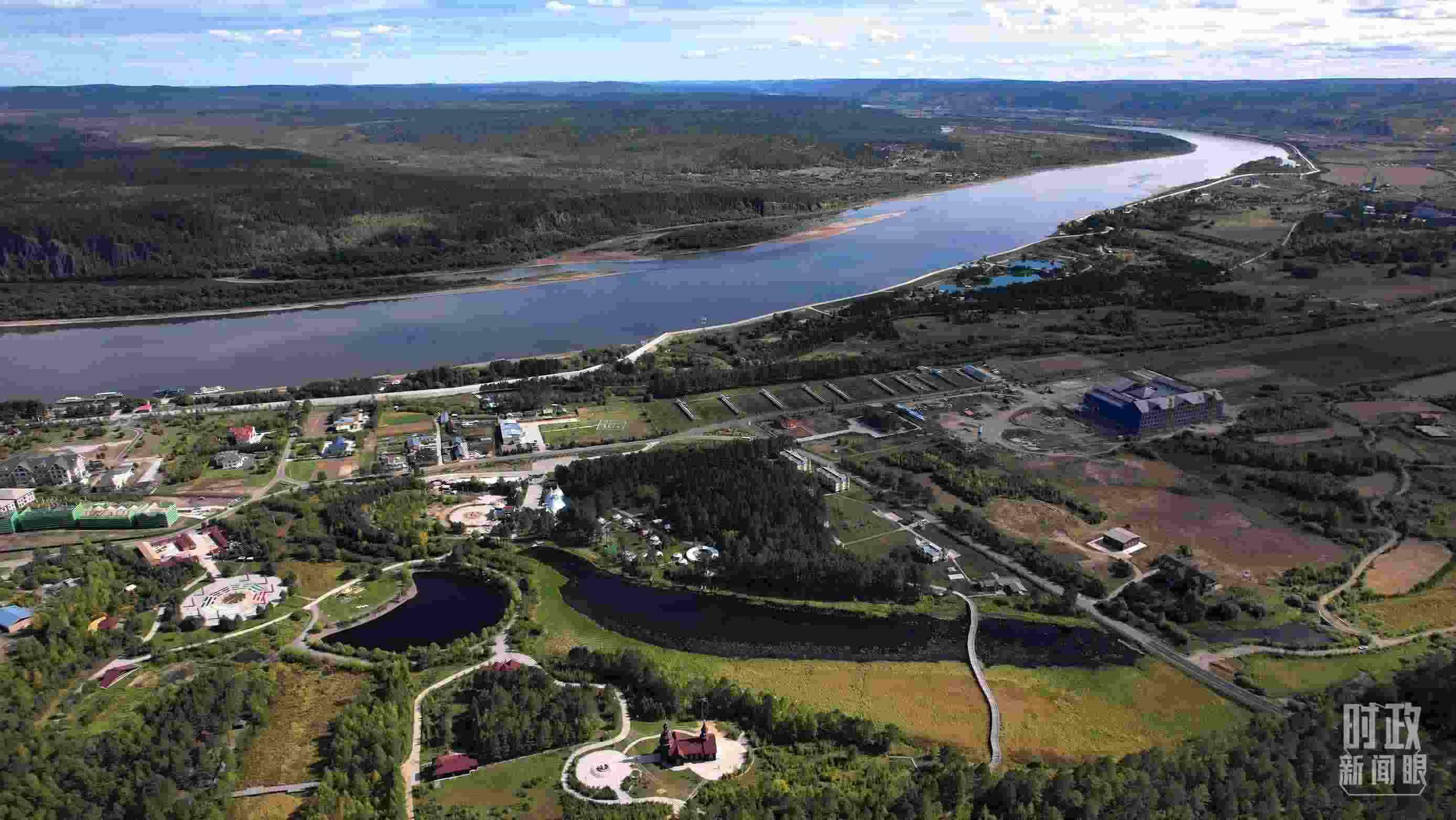 △北極村北邊是中俄界江黑龍江。（總臺(tái)國廣記者李晉拍攝）