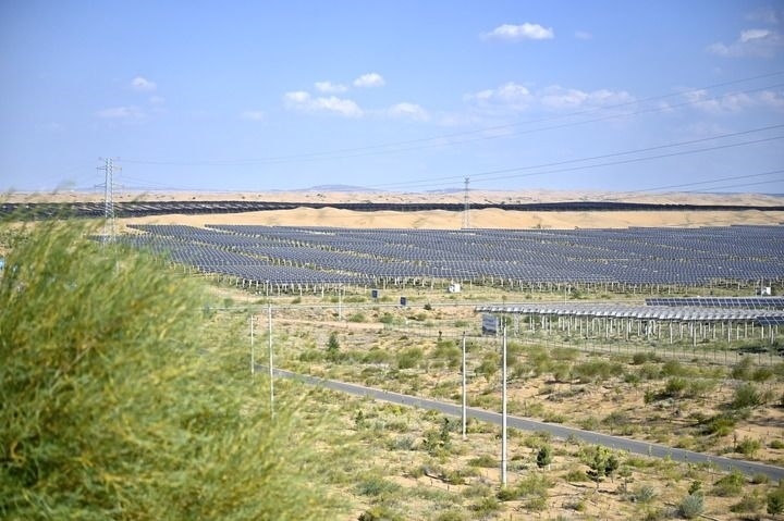 這是2023年8月24日拍攝的內(nèi)蒙古鄂爾多斯市達拉特光伏基地。新華社記者 賀書琛 攝