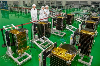 △2022年10月17日，位于吉林長春的長光衛(wèi)星技術(shù)股份有限公司科研人員在衛(wèi)星總裝測試大廳進(jìn)行相關(guān)測試工作。