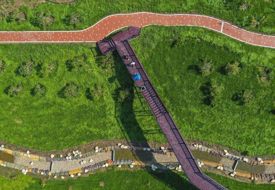 △游人在吉林長春市九臺區(qū)清水村千畝苗木花卉休閑旅游觀光產(chǎn)業(yè)園區(qū)參觀游覽。