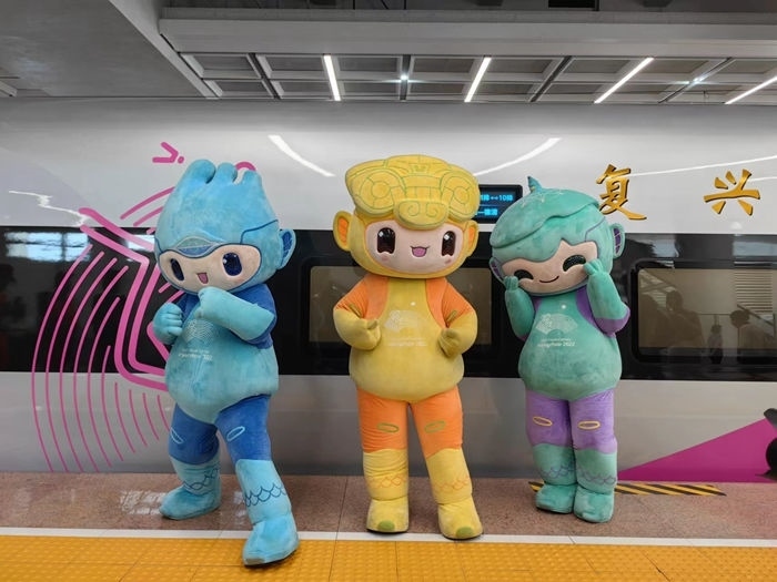 復(fù)興號(hào)亞運(yùn)智能動(dòng)車組列車車廂。上海鐵路局融媒體中心供圖