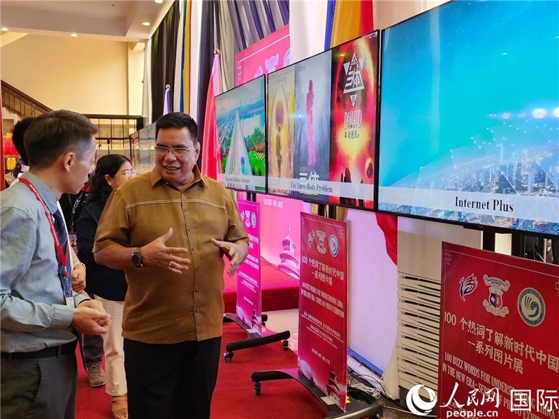 圖為菲律賓國家圖書館館長阿德里亞諾參觀新時(shí)代中國圖片展。人民網(wǎng)記者樊帆攝