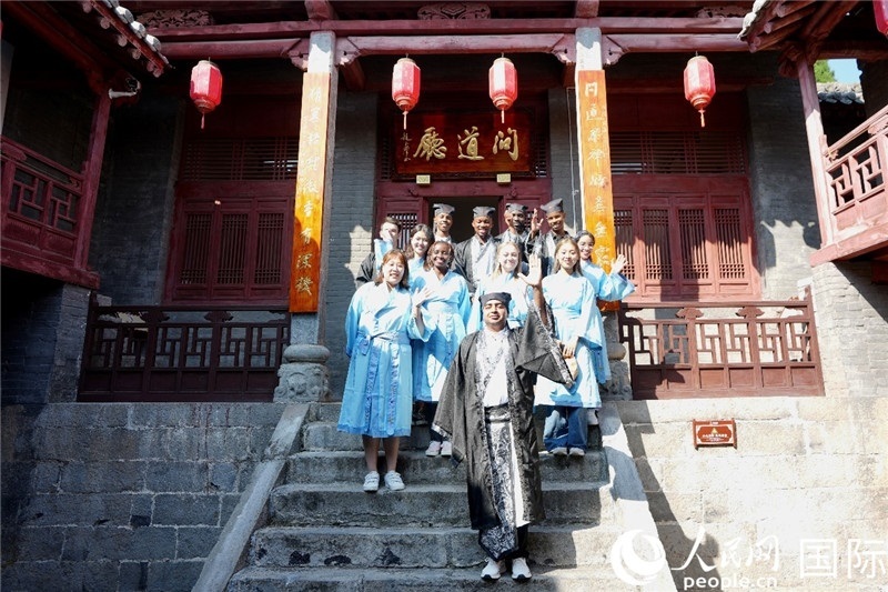 圖為選手們?cè)诤?huì)書(shū)院內(nèi)合影留念。人民網(wǎng) 盧鵬宇攝