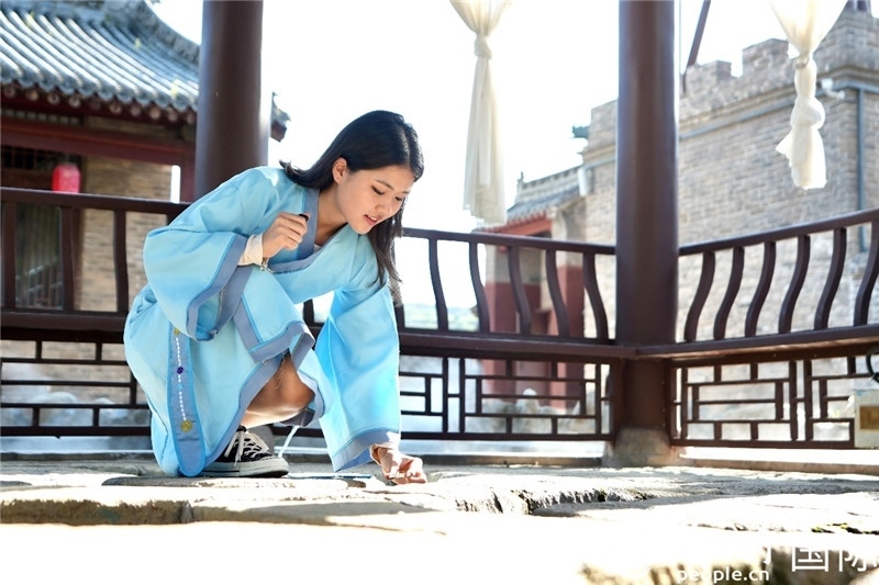 圖為選手在“曲水流觴亭”將“桃心”蠟燭放入渠中。人民網(wǎng) 盧鵬宇攝