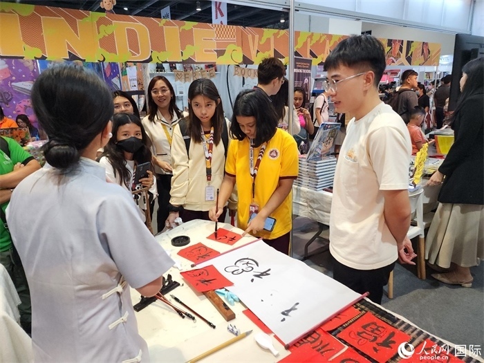 中國圖書展亮相第43屆菲律賓馬尼拉國際書展。人民網(wǎng)記者 樊帆攝