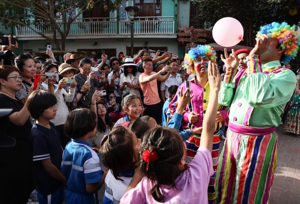 演員與小朋友在新疆喀什古城景區(qū)互動（2023年9月7日攝）。新華社記者 蘭紅光 攝