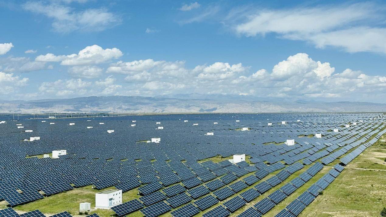 遠眺青海省海南州光伏發(fā)電園區(qū)。人民網 劉沛然攝