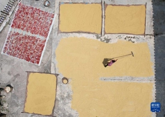 9月16日，村民在貴州省黔東南苗族侗族自治州施秉縣馬溪鄉(xiāng)王家坪村晾曬稻谷（無人機照片）。