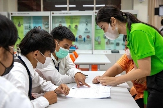 3月14日，在泰國大城府大城技術(shù)學(xué)院魯班工坊，教師（右一）給學(xué)生上課。新華社記者 王騰 攝