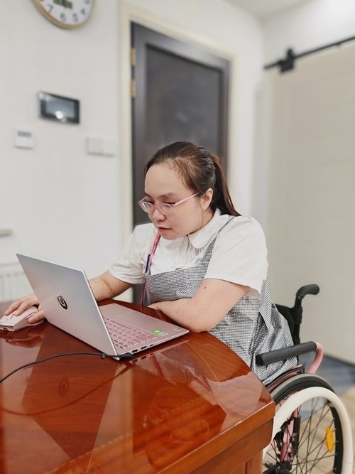 杜誠誠在準(zhǔn)備電影講解稿。 魏涵玉攝