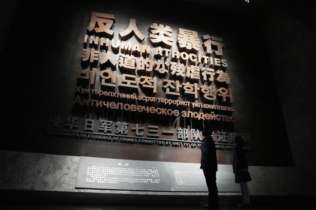 9月18日，青少年在侵華日軍第七三一部隊(duì)罪證陳列館內(nèi)參觀。新華社記者 王建威 攝