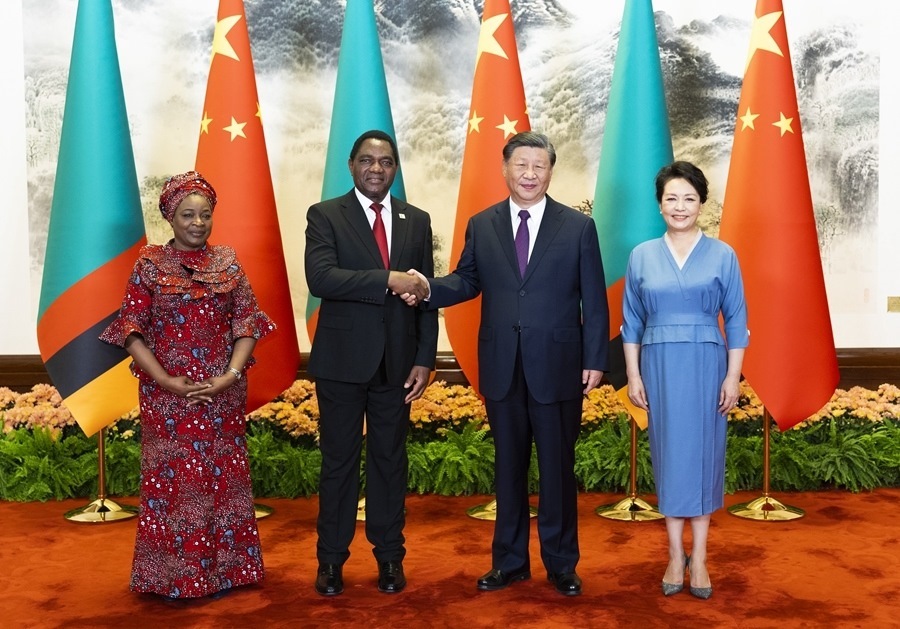 這是會(huì)談前，習(xí)近平主席和夫人彭麗媛同希奇萊馬總統(tǒng)和夫人穆廷塔合影。