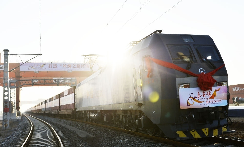 2013年11月28日，首趟由西安發(fā)往哈薩克斯坦阿拉木圖的長安號國際貨運(yùn)列車等待出發(fā)。新華社記者 劉瀟 攝