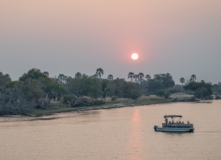 8月23日，在贊比亞拍攝的贊比西河上的游船。