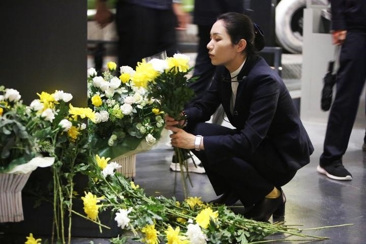 9月18日，工作人員在侵華日軍第七三一部隊(duì)罪證陳列館整理花束。新華社記者 石楓 攝