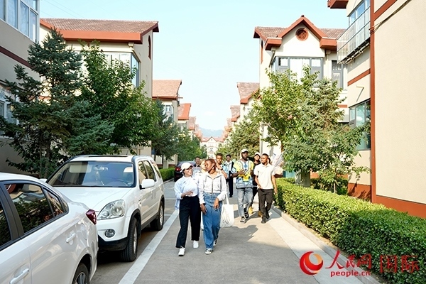 選手們在皇城村參觀。人民網(wǎng) 盧鵬宇攝