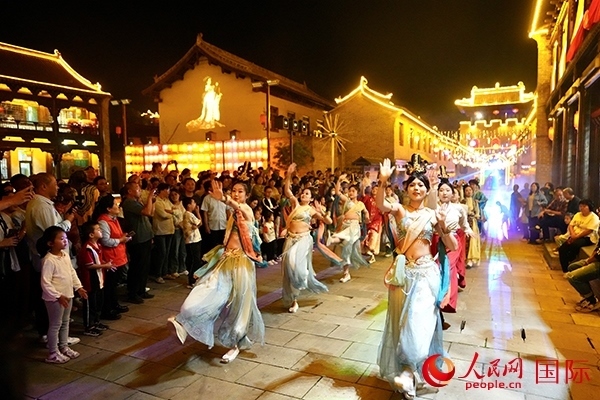 古城巡游隊(duì)伍。人民網(wǎng) 盧鵬宇攝